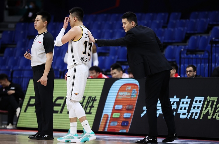 九游-字母没走成教练怎么用？杨鸣：不要再试探底线 只需维护好关系