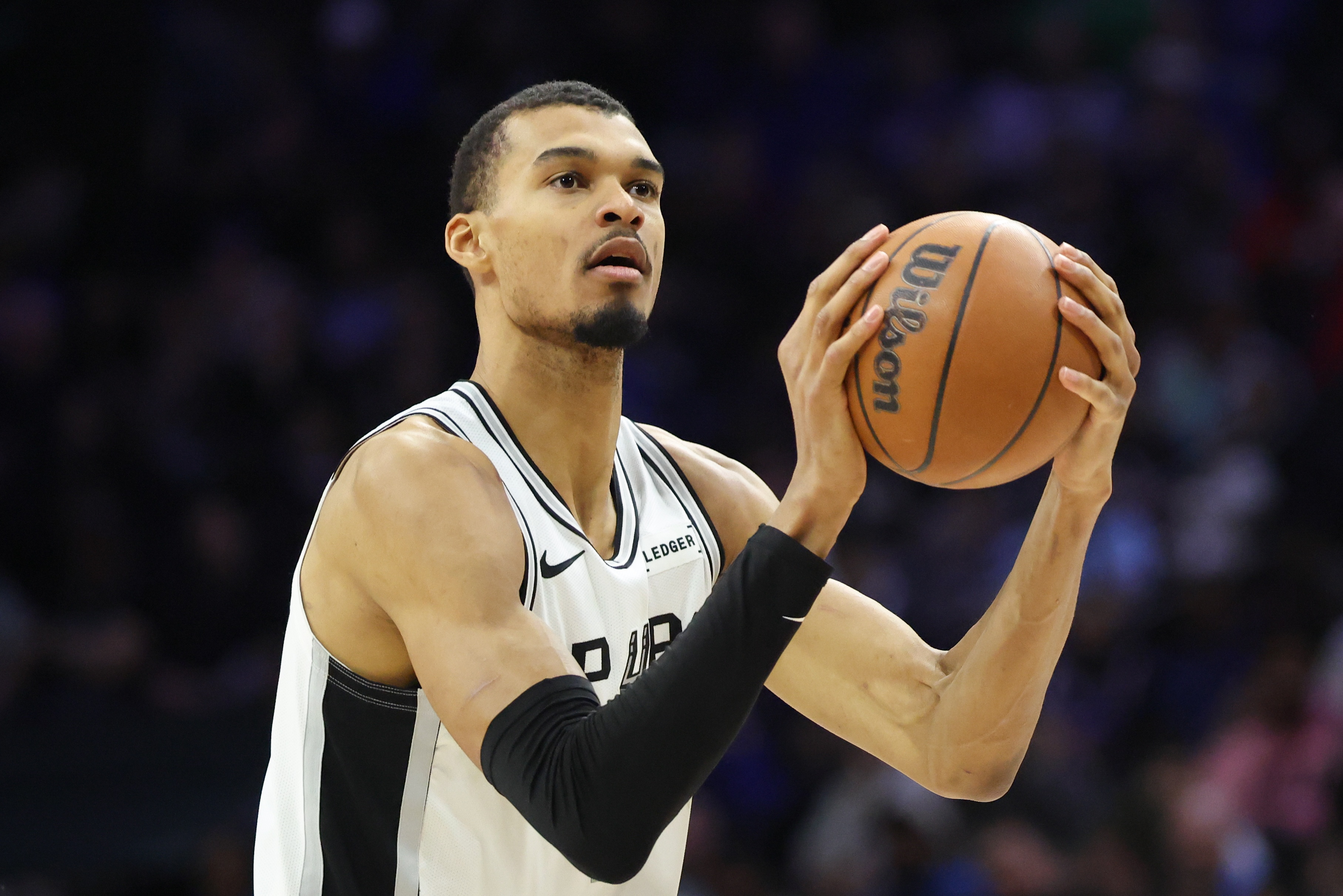 九游体育-无所不能！文班拿球单打申京 转身后仰跳投打板命中