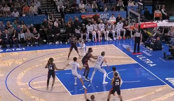 九游游戏-哈登运球干拔三分再中，开局3中3连砍8分3助攻