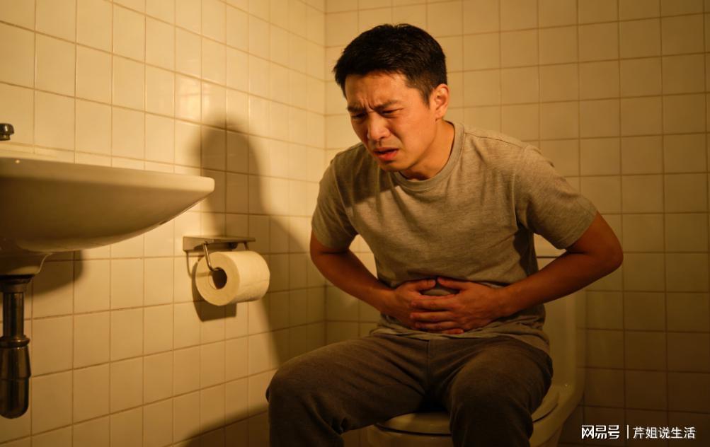 九游APP-经常“放屁”是肝不好吗？提醒：放屁多很可能与这5种疾病有关！